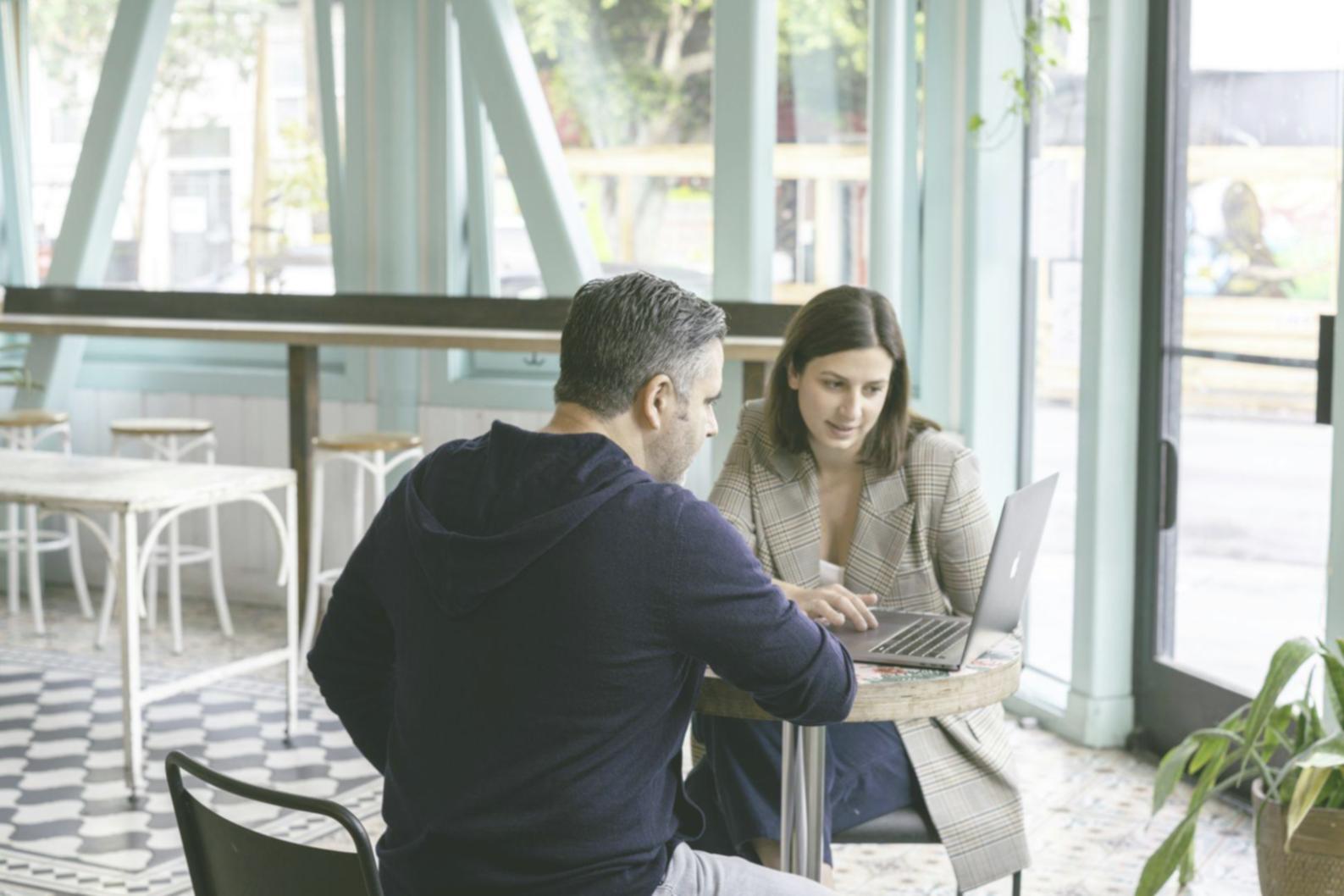 Séance de travail en groupe sur l'analyse financière