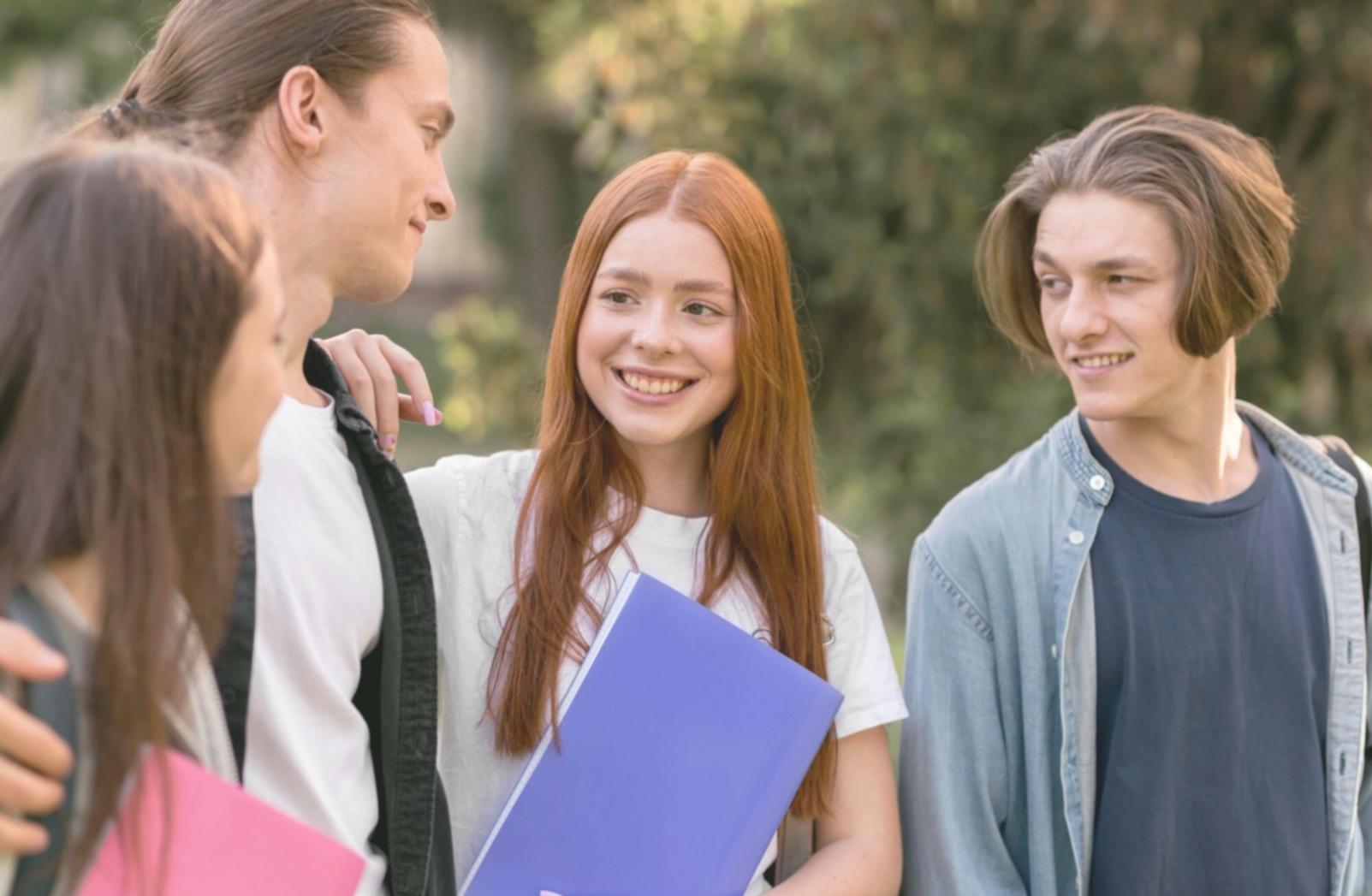 Étudiants travaillant ensemble sur leurs finances